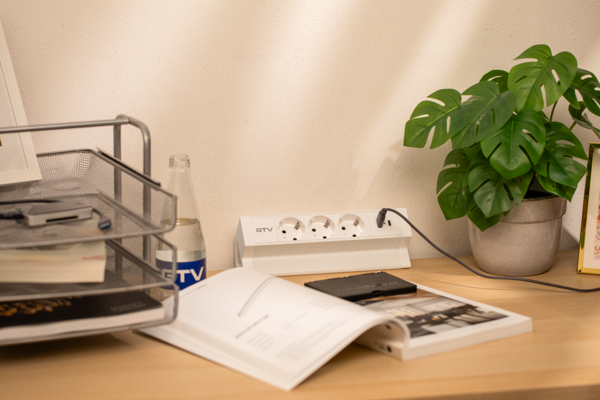 Меблева розетка BASCO, 3хSHUKO, USB A+C, кабель 1.5 м, білий