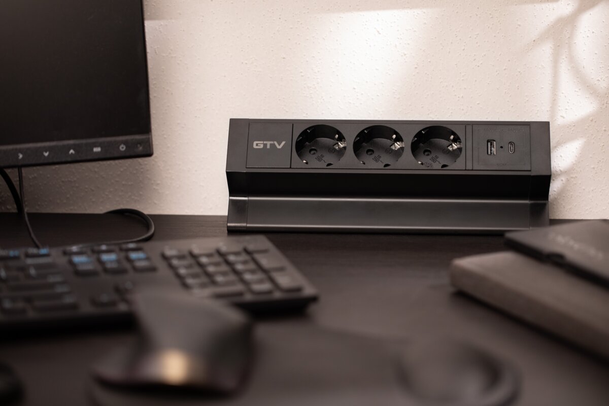 Меблева розетка BASCO, 3хSHUKO, USB A+C, кабель 1.5 м, чорний