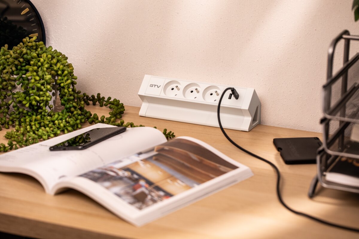 Розетка для меблів Basco, 3 х розетки із заземленням, USB A+C, кабель 1,5м, білий з кріпленням