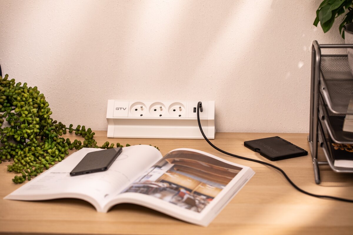 Розетка для меблів Basco, 3 х розетки із заземленням, USB A+C, кабель 1,5м, білий з кріпленням