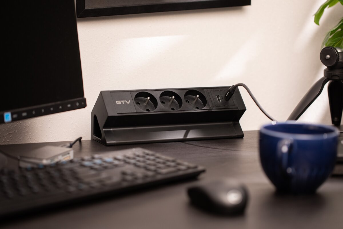 Розетка для меблів Basco, 3 х розетки із заземленням, USB A+C, кабель 1,5м, чорний з кріпленням