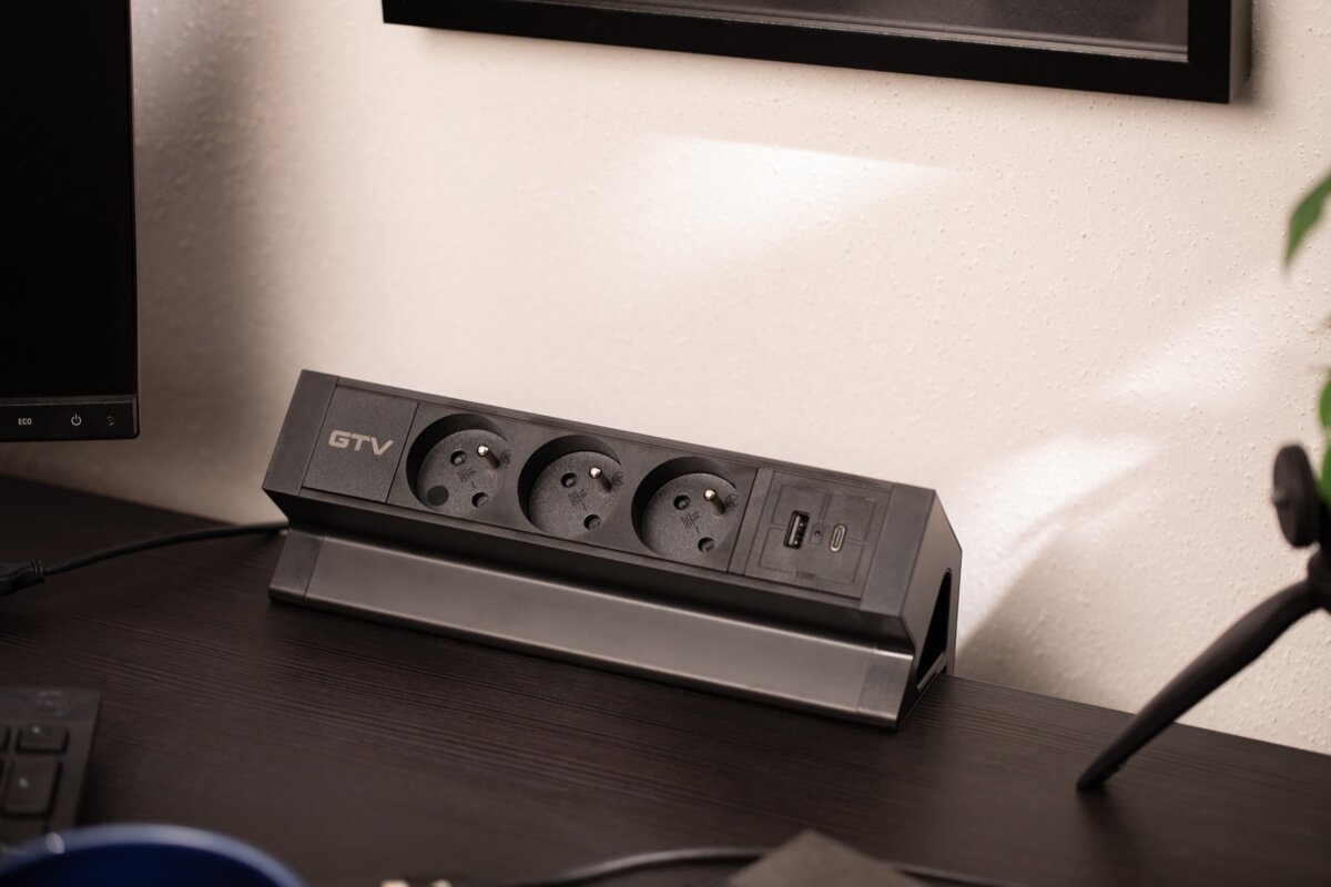 Розетка для меблів Basco, 3 х розетки із заземленням, USB A+C, кабель 1,5м, чорний з кріпленням