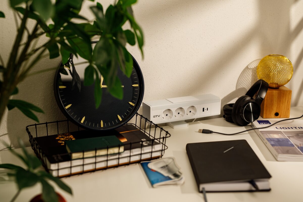 Меблева розетка Nico, 3 x Schuko розетка, USB A+C, кабель 1,5 м, білий з кріпленням