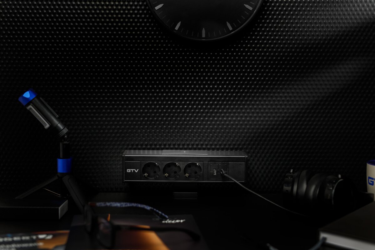 Меблева розетка NICO, 3 x Schuko розетка, USB A+C, кабель 1,5 м, чорний з кріпленнямпленням