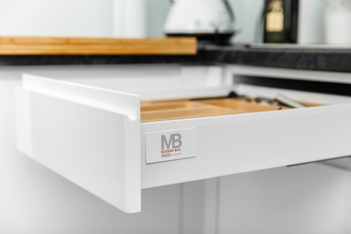 MODERN BOX (квадратна система рейлінгів) 450 мм, низький, 40 кг,колір білий